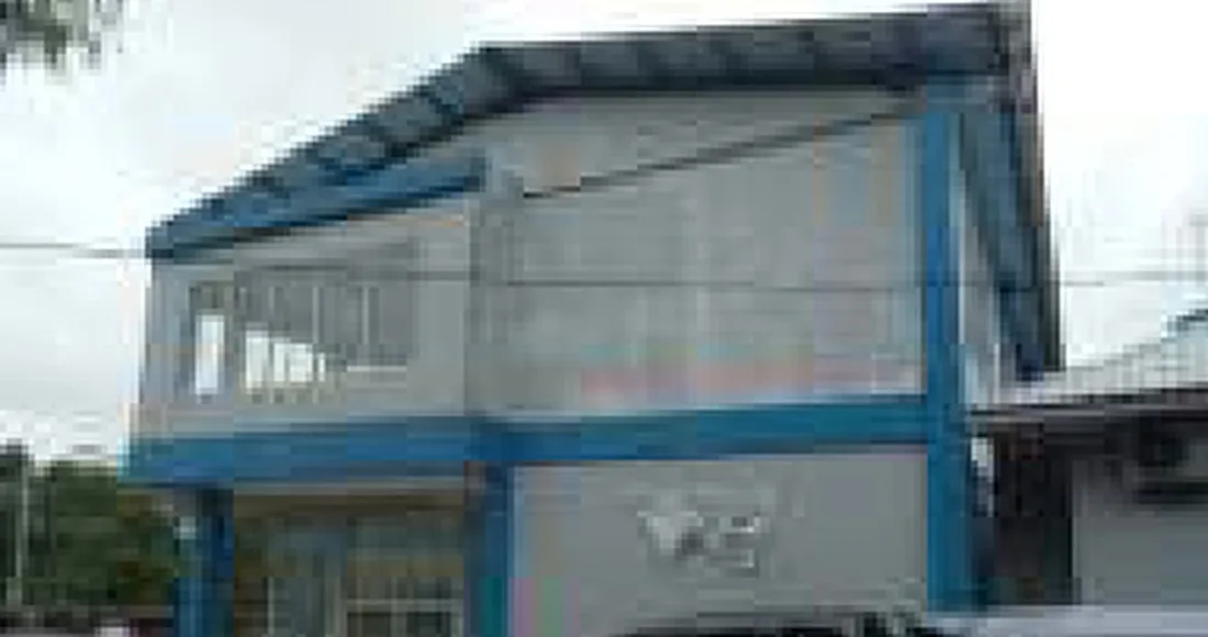 Foto gedung lama sebelum renovasi, bangunan dua lantai berbingkai biru